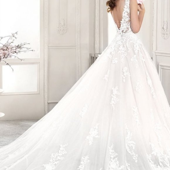 👰🏽Demetrios Princess Ballgown w/ Cathedral Train - Picture 4 of 16